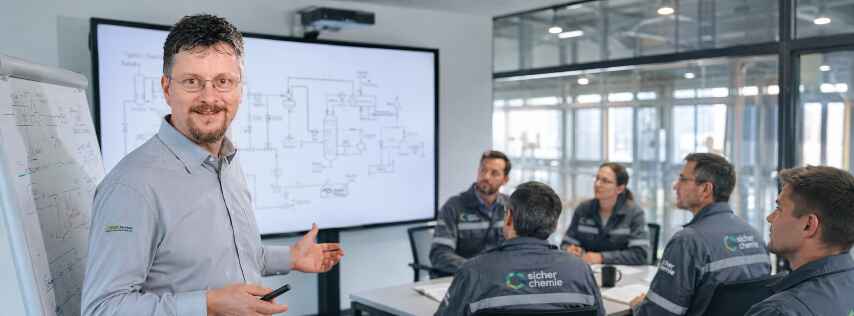 HAZOP PAAG Schulung Training in moderner Industrieumgebung